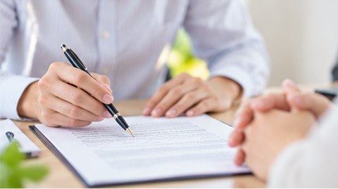 書類に署名する手元